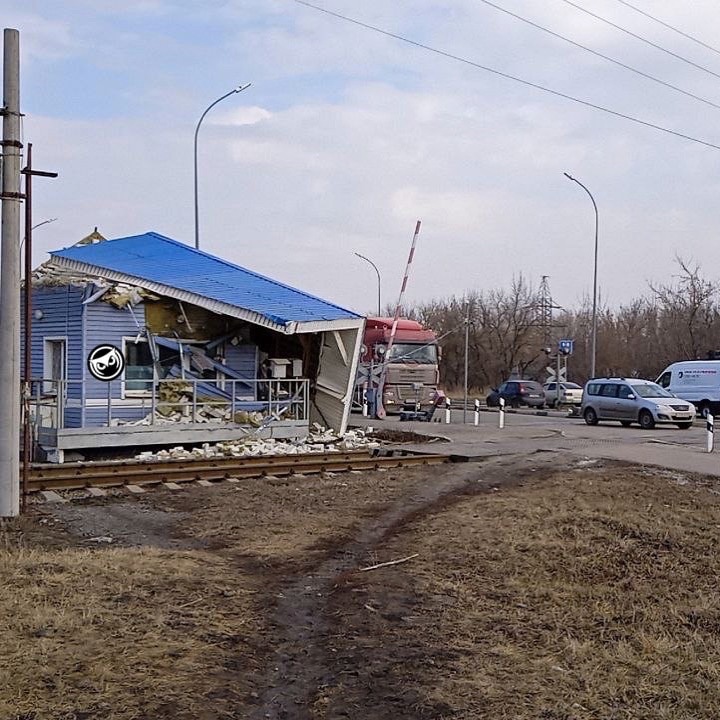 Пензенцы поделились снимками разрушенной железнодорожной будки с «поехавшей» крышей