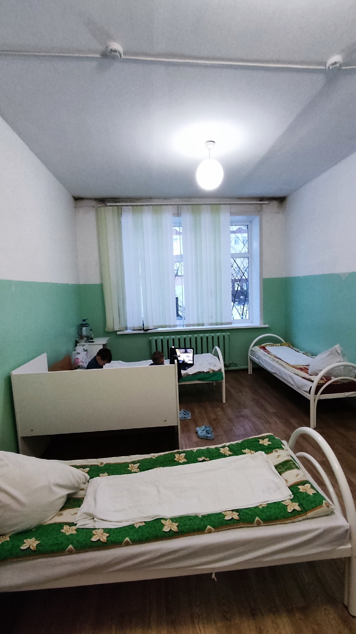 «Плесень, кровати разваливаются»: жительница Каменки рассказала о детском отделении в местной больнице