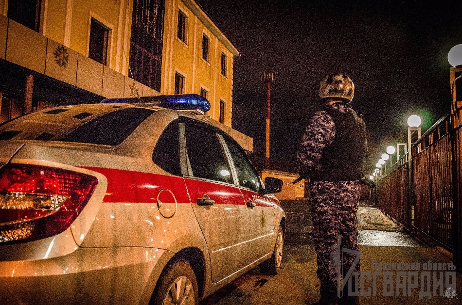 Двое пензенцев пытались спилить отопительные трубы в подъезде многоэтажки