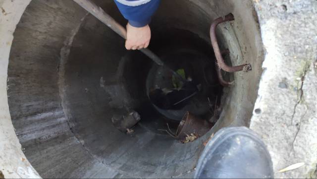 Пензенские спасатели помогли выбраться собаке со дна трехметрового колодца