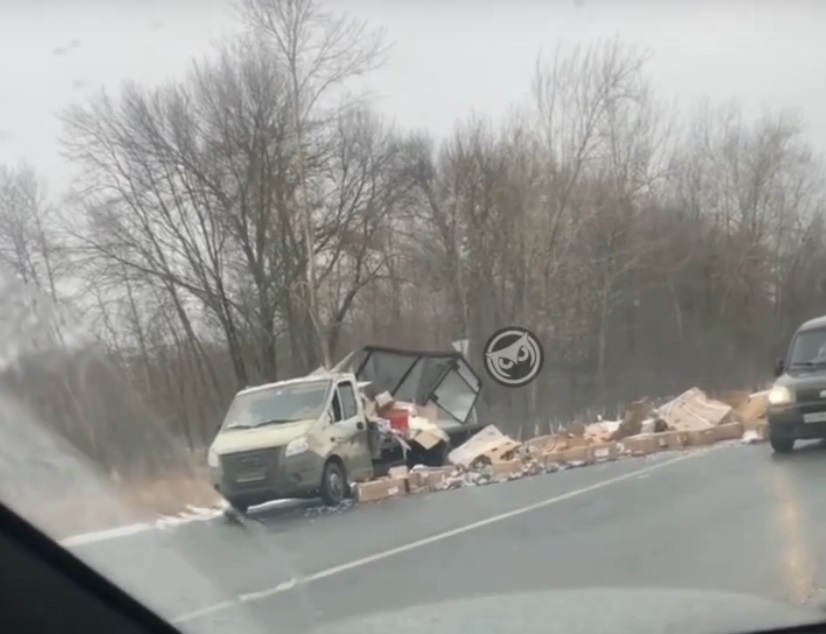 В районе Чемодановки содержимое грузовика оказалось полностью на проезжей части