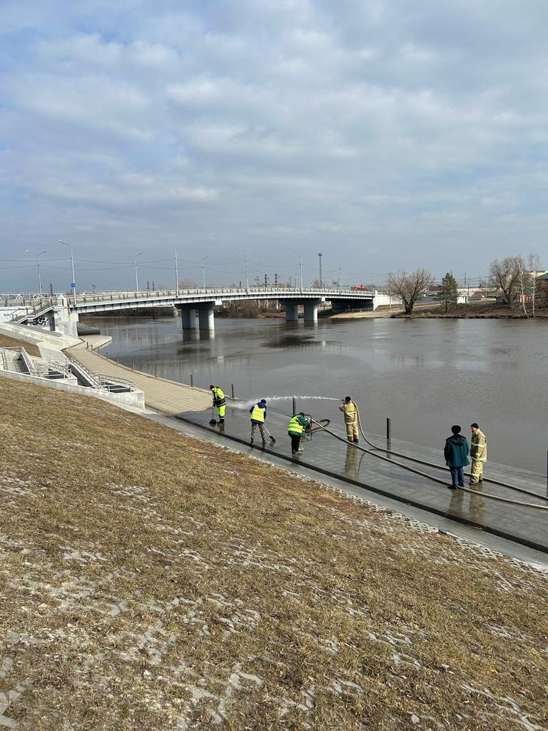 Сотрудники «Пензавтодор» приступили к уборке набережной Суры