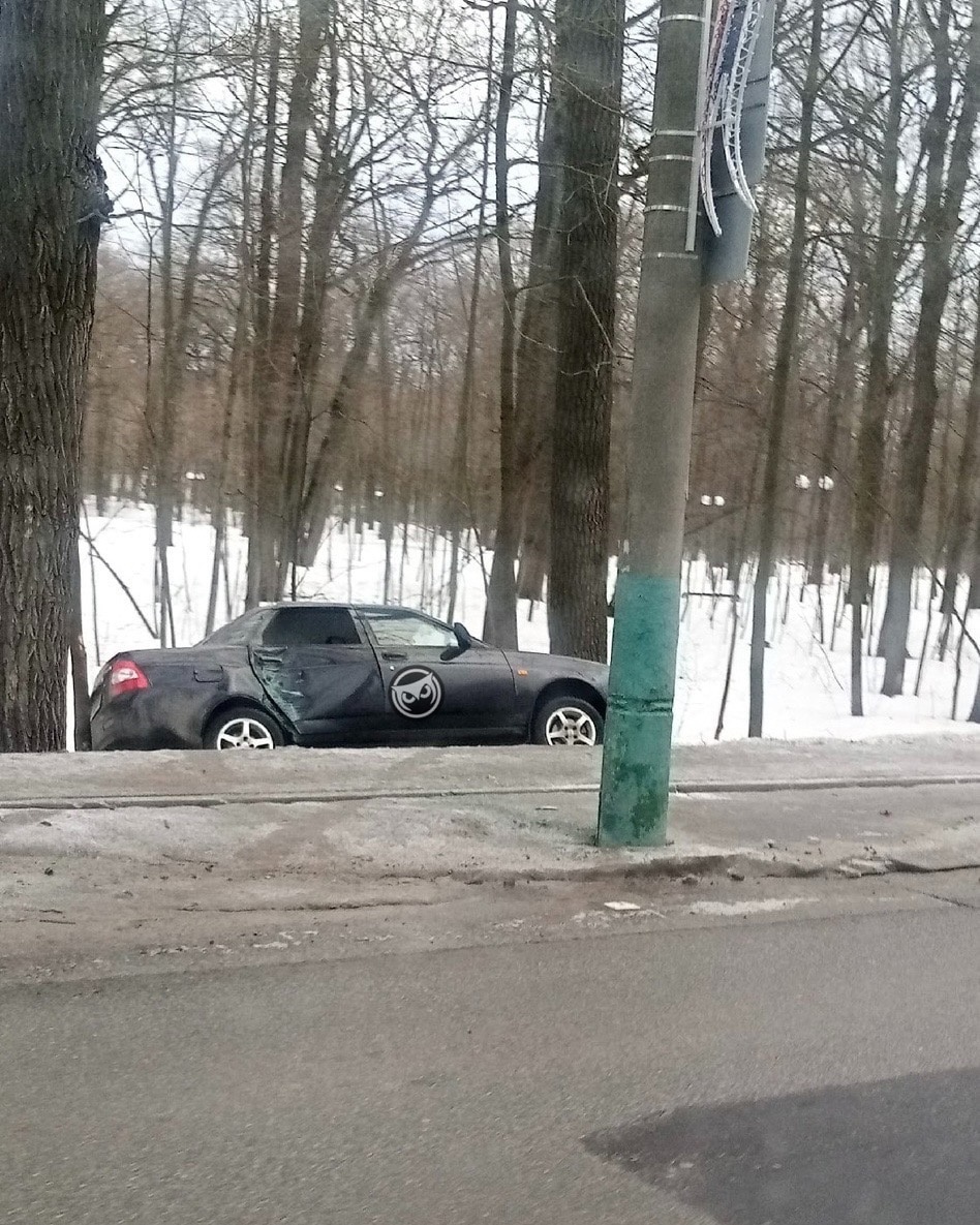 В Пензе на улице Лермонтова легковушка улетела в кювет