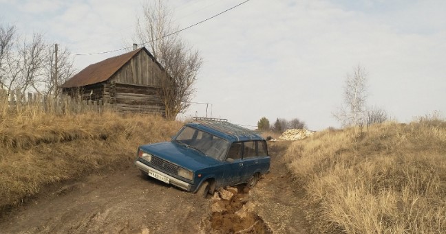 В Бессоновском районе машины проваливаются в ямы на дороге