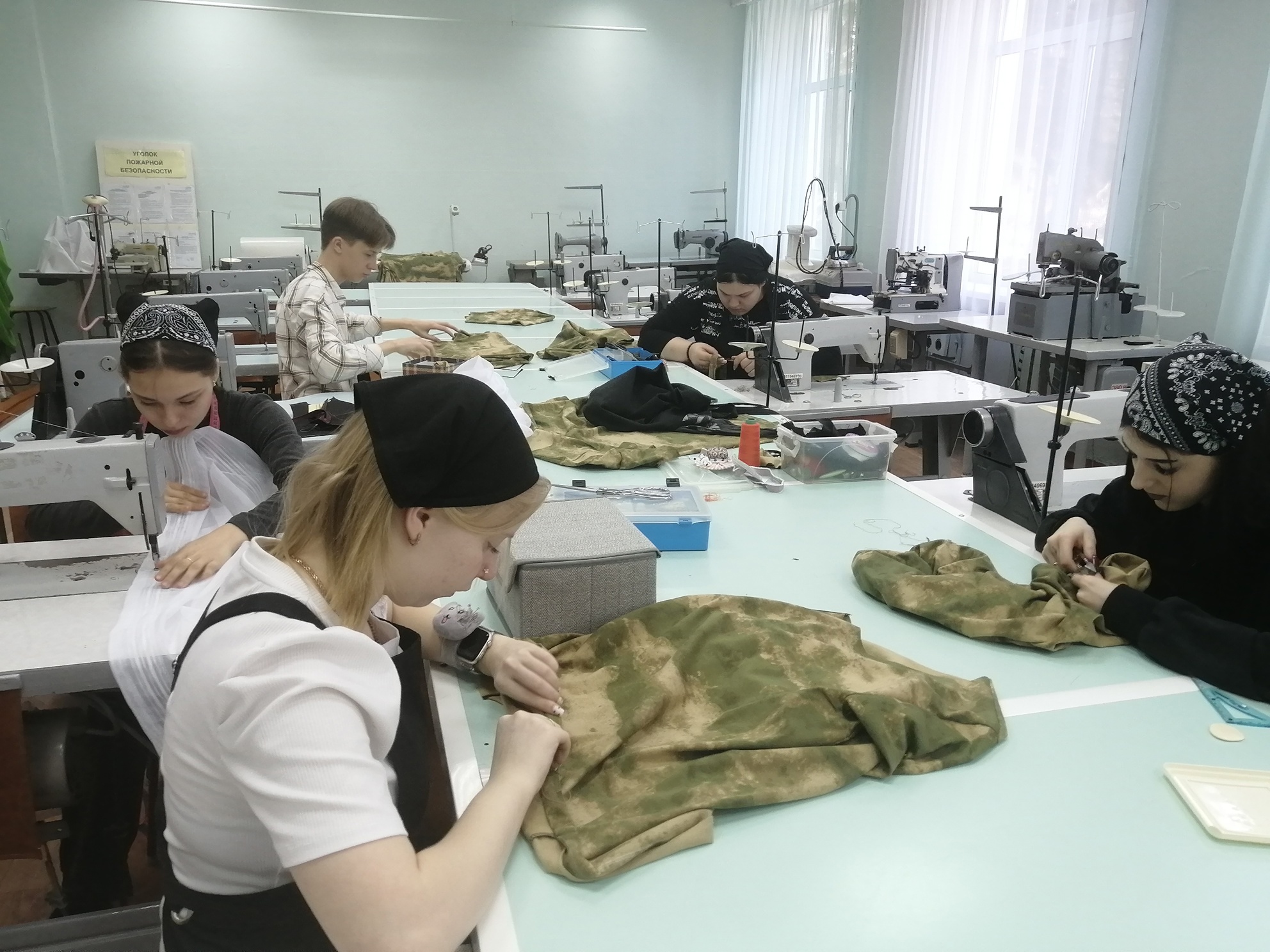 Студенты Кузнецкого многопрофильного колледжа шьют нательное бельё для участников СВО