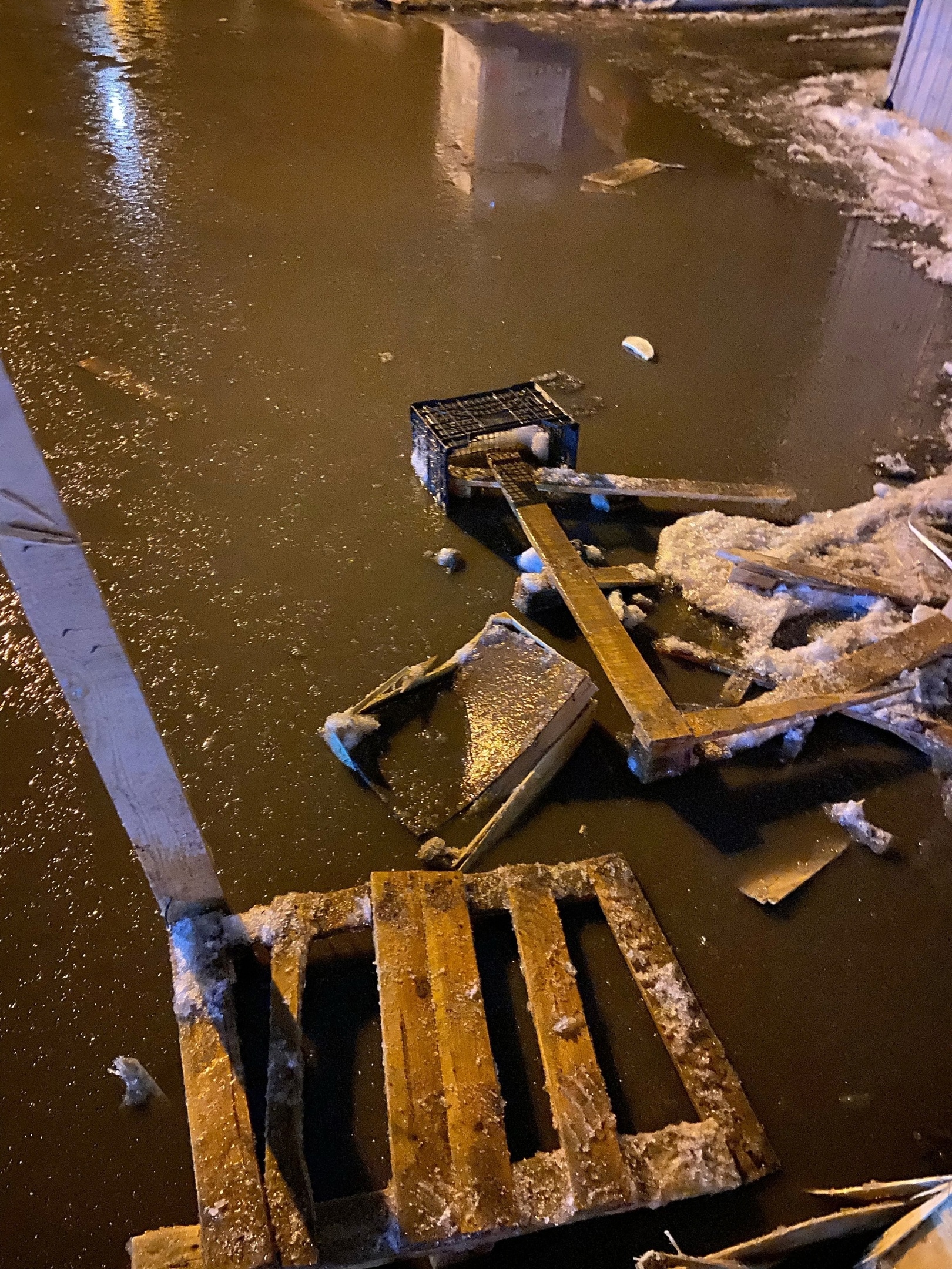 В Пензе из-за потопа люди вынуждены сооружать мосты из мусора