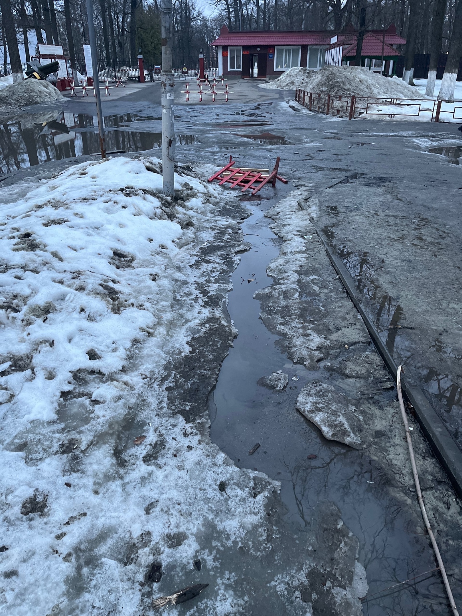 Жителям Пензы еще неделю придется ходить по обледеневшему тротуару на улице Лермонтова