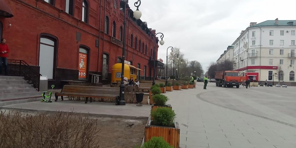 В Пензе на площади Ленина установили вазоны