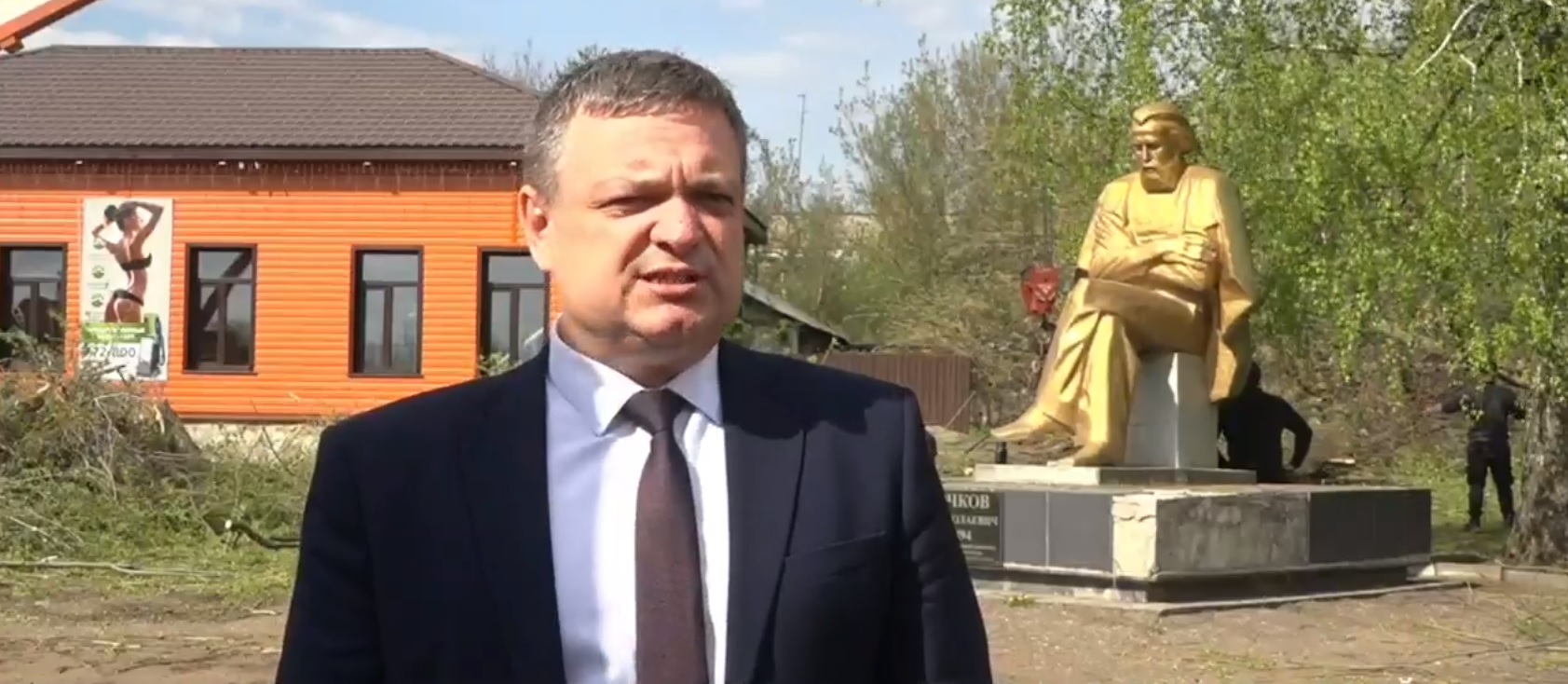 В Сердобске в сквере Яблочкова начали выкорчевывать старые деревья