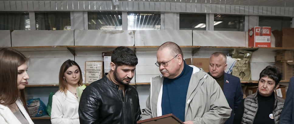 Олег Мельниченко наградил активистов, отправляющих гуманитарную помощь в зону СВО