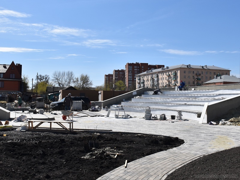 В Пензе цветы и саженцы деревьев начали высаживать на набережной