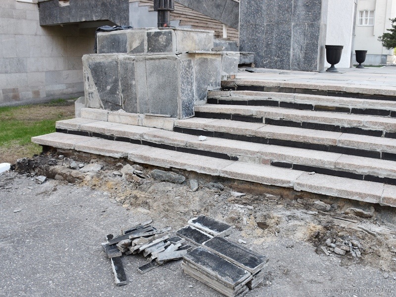 Пензенцы смогут попасть в городскую администрацию только через кинотеатр