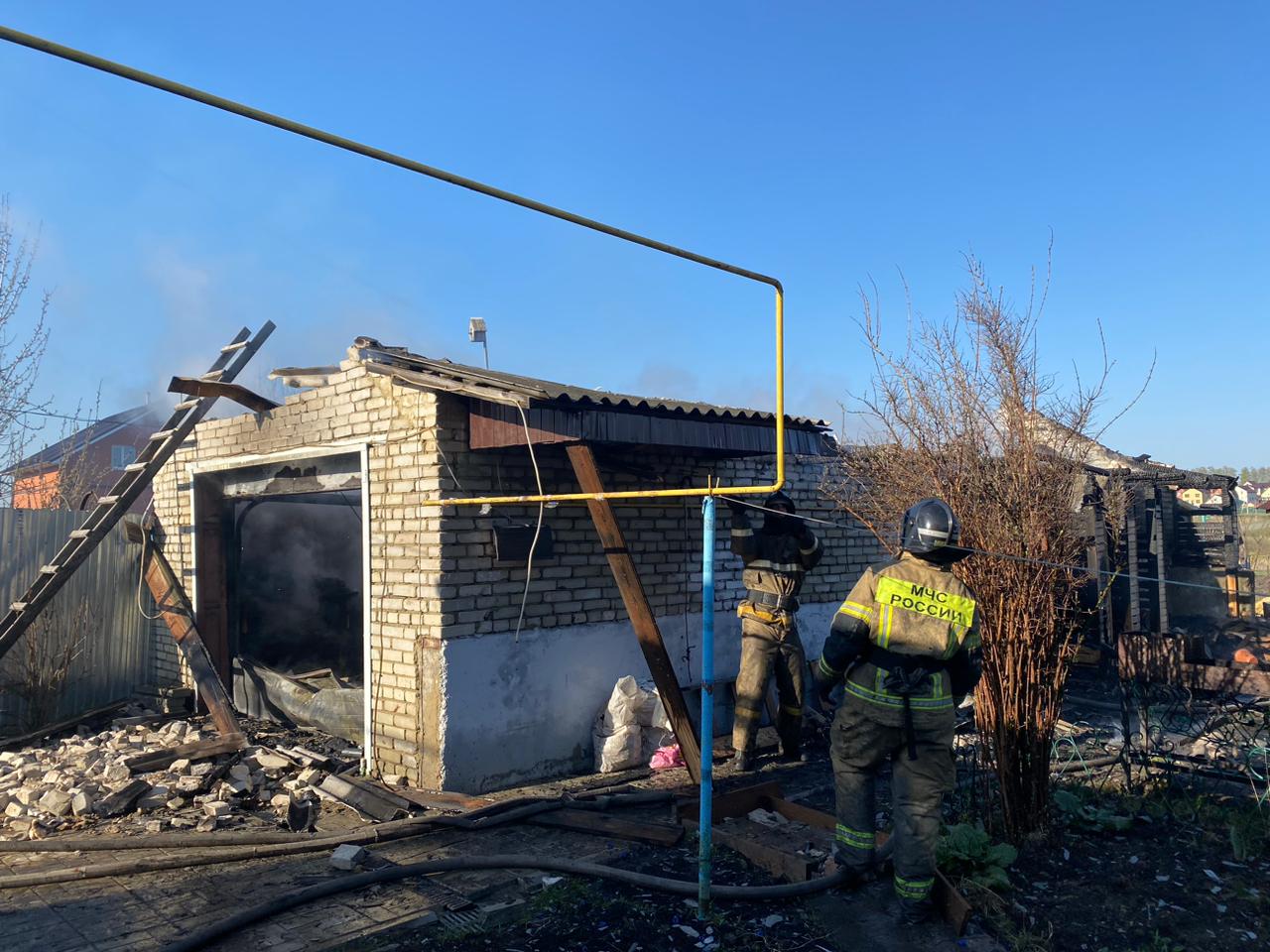 В воскресенье пензенские пожарные потушили баню, гараж и сухую траву
