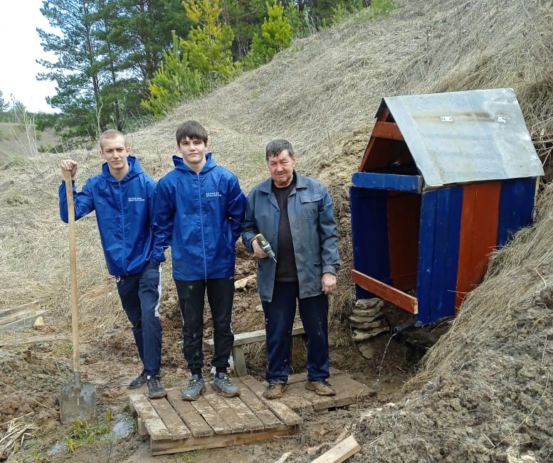 В Кузнецке волонтёры привели в порядок родник