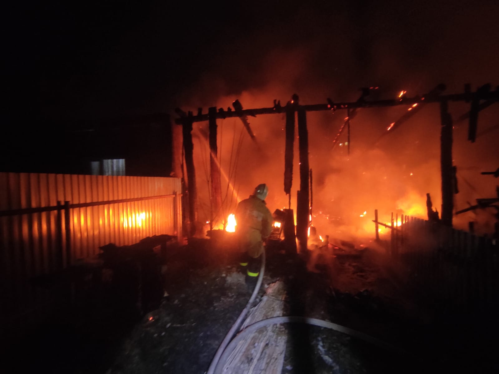 В Никольске вечерний пожар уничтожил баню, расположенную в сарае