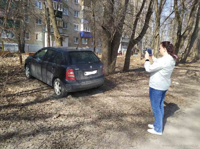 Пензенцев массово штрафуют за парковку на газонах