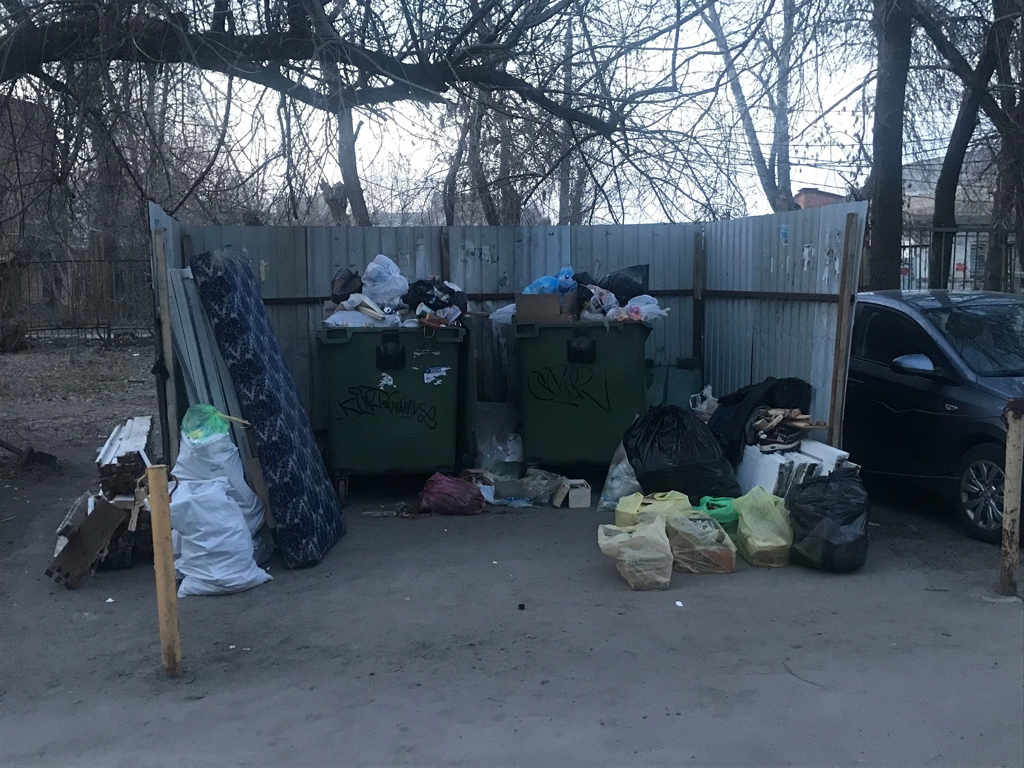 В Пензе жители улицы Славы три года не могут добиться установки мусорного контейнера