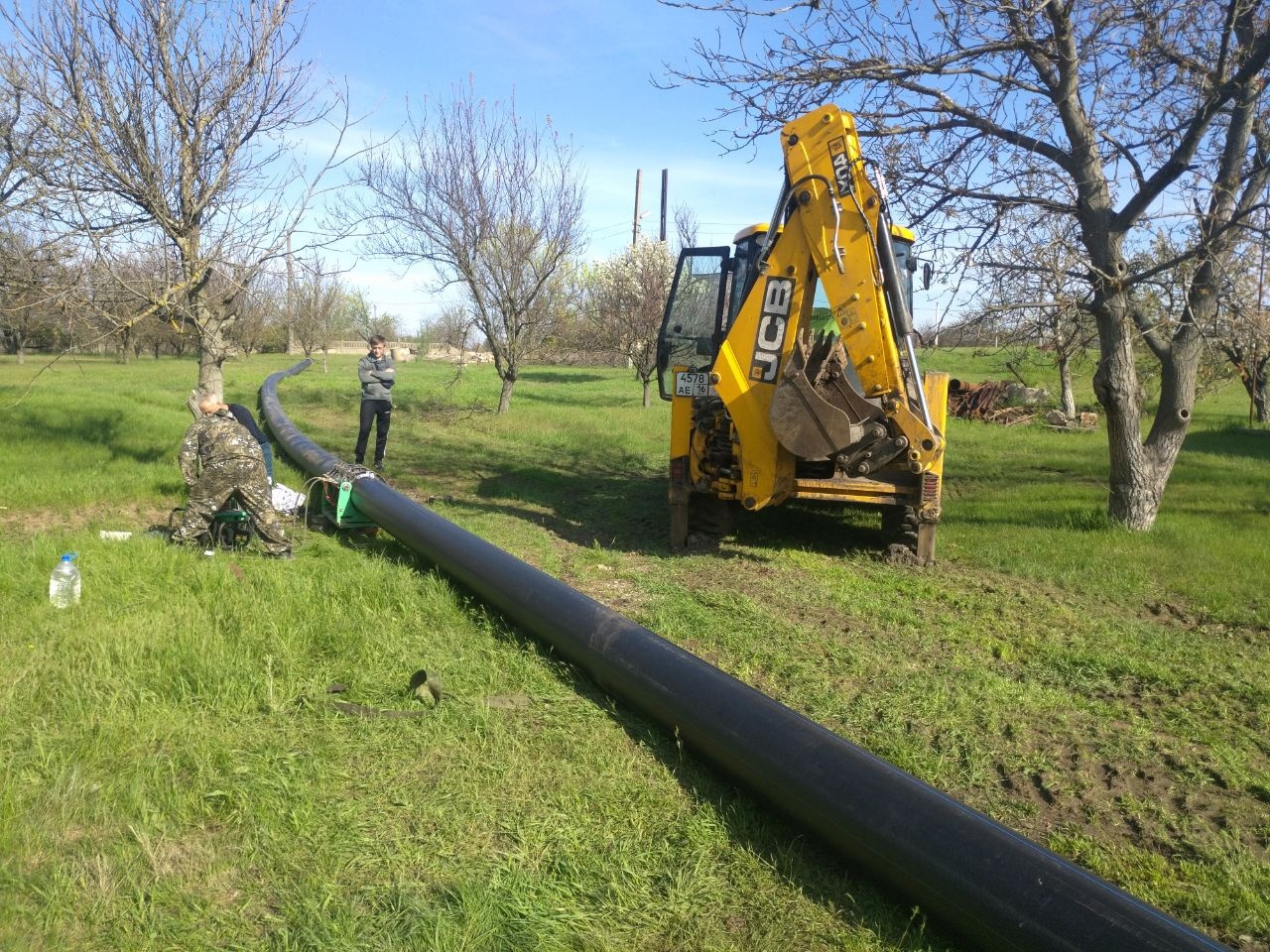 В Токмаке пензенские специалисты восстанавливают изношенный водопровод