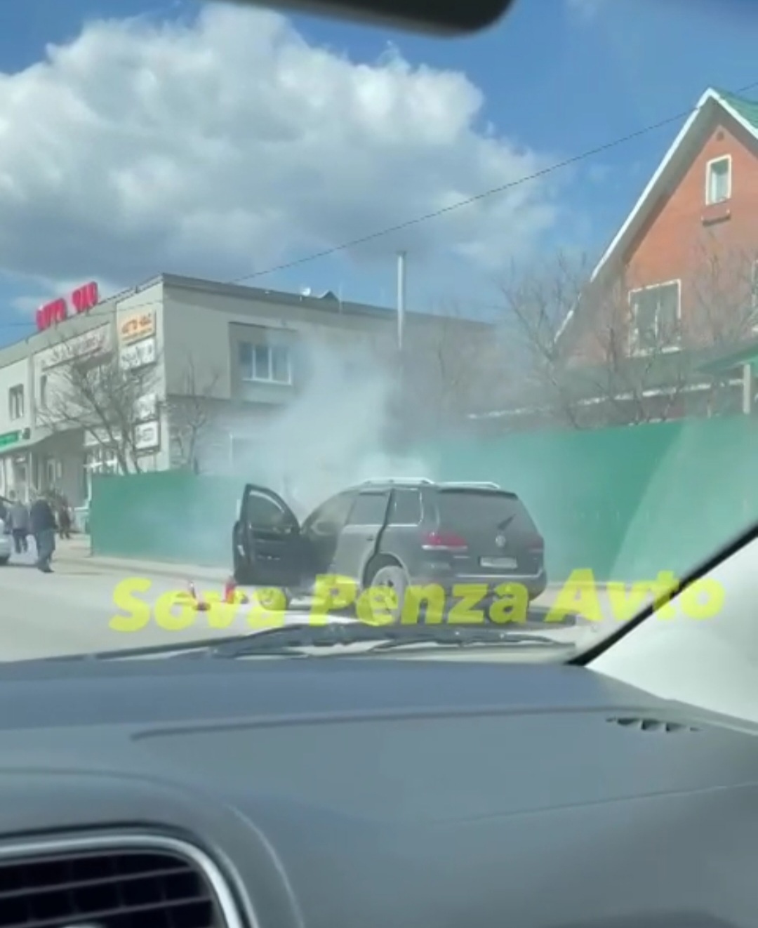 В Пензе пятеро пожарных тушили горящую иномарку