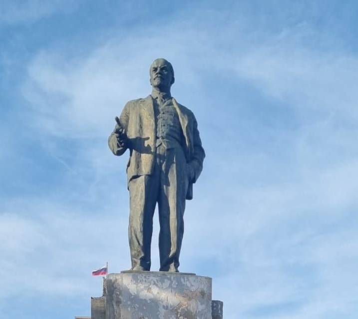 В Сердобске начали приводить в порядок, стоящий на площади памятник Ленину