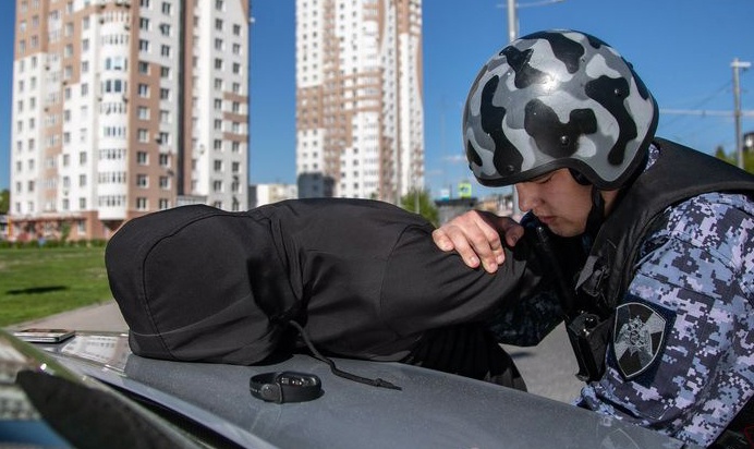 В Пензе рыбак-браконьер не сумел скрыться от правоохранителей на лодке с сетями