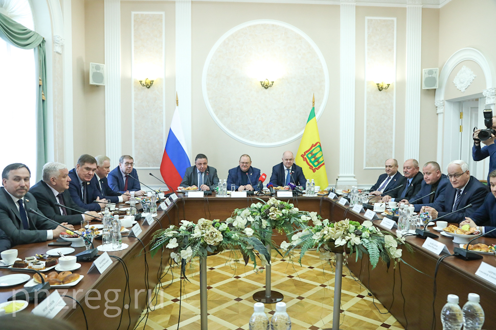 Олег Мельниченко рассказал сенаторам о развитии строительства и промышленности в регионе