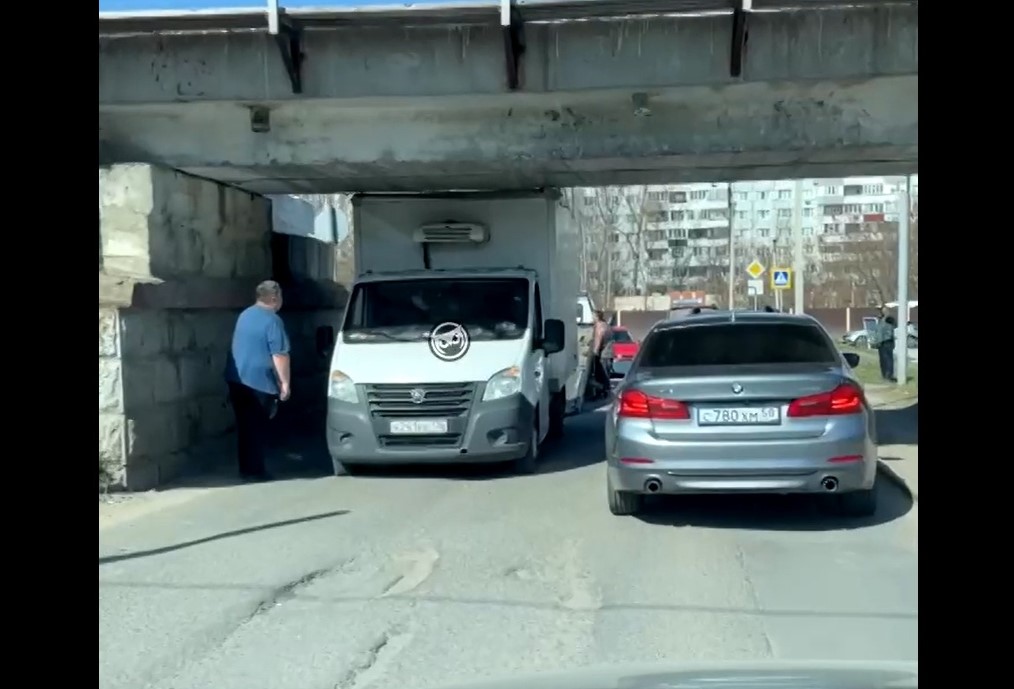 В Пензе машина застряла под "мостом Винни-Пуха"