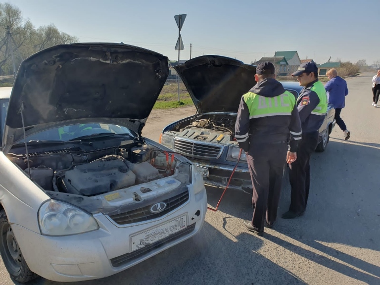 В Бессоновке сотрудники ГИБДД помогли автоледи запустить двигатель «Волги»