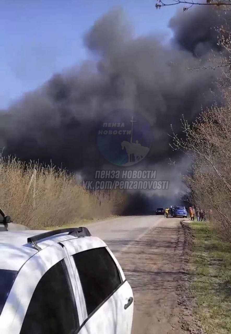 В МЧС объяснили, сгорел ли в Каменке склад покрышек