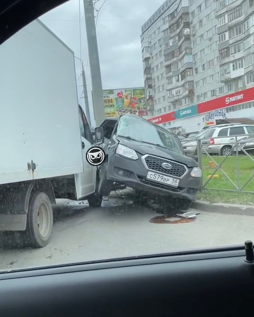 В Пензе машина такси оказалась прижата к обочине грузовиком