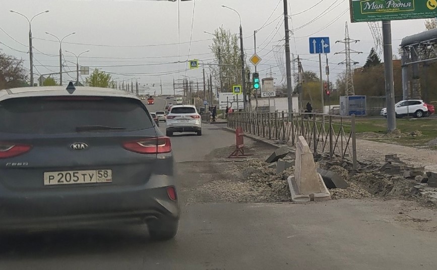 «Тормозит движение»: пензенских автомобилистов предупредили о яме по пути в Терновку