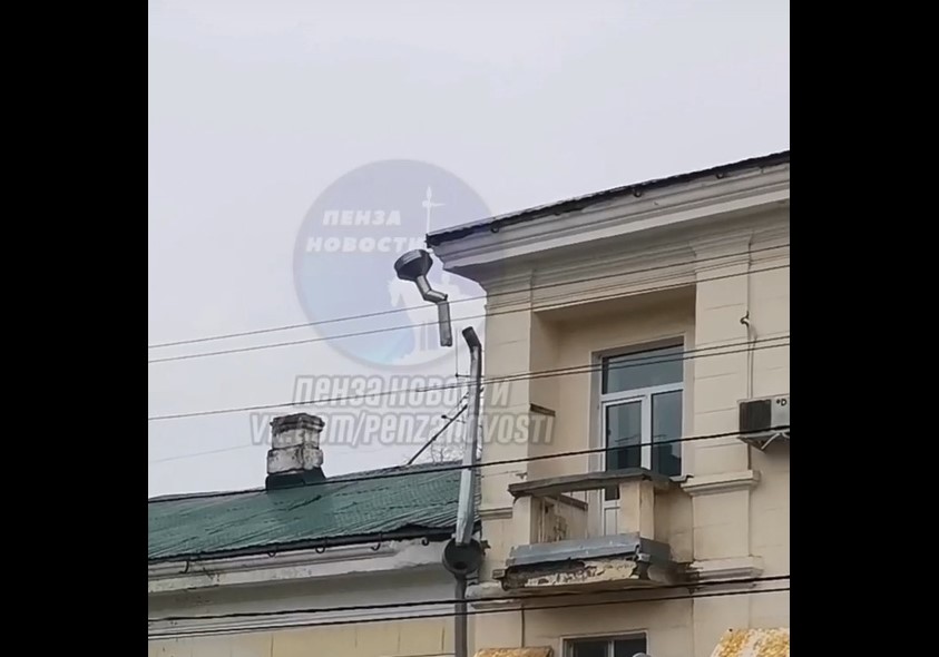 В Пензе на улице Гладкова металлическая труба висит над головами прохожих