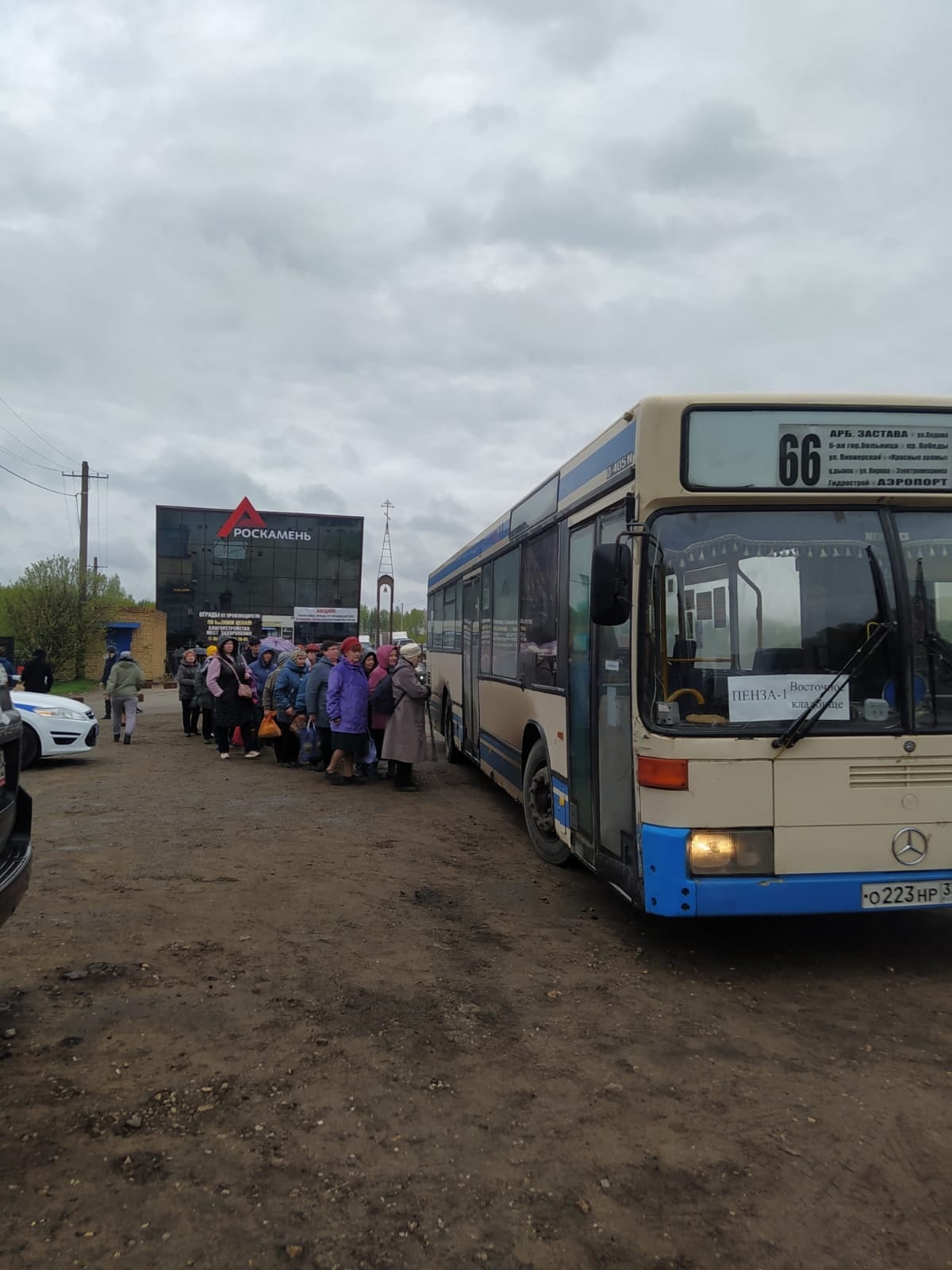 Пензенцы с трудом добрались до Восточного кладбища из-за многокилометровой пробки