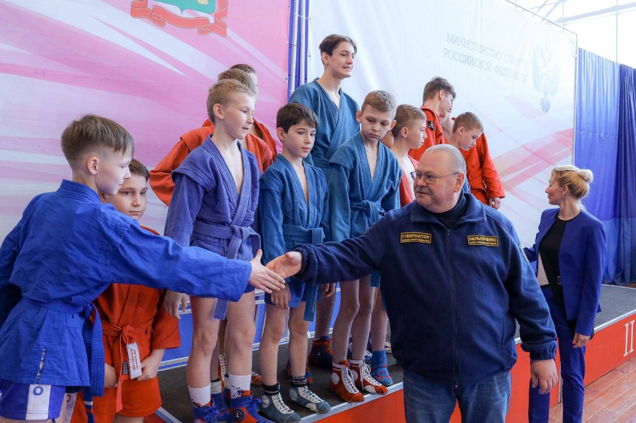 Олег Мельниченко вручил победительницам первенства Европы по самбо цветы и почетные грамоты