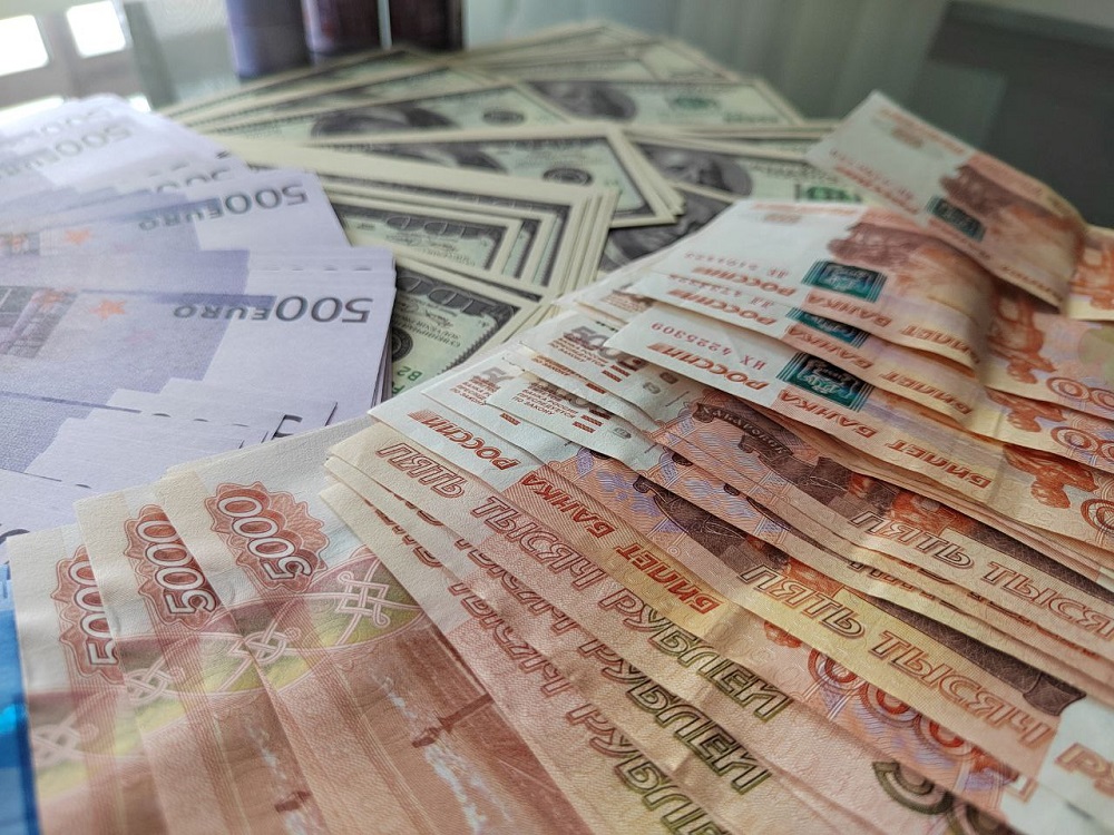 Банк России повысил курс доллара и евро на рубль