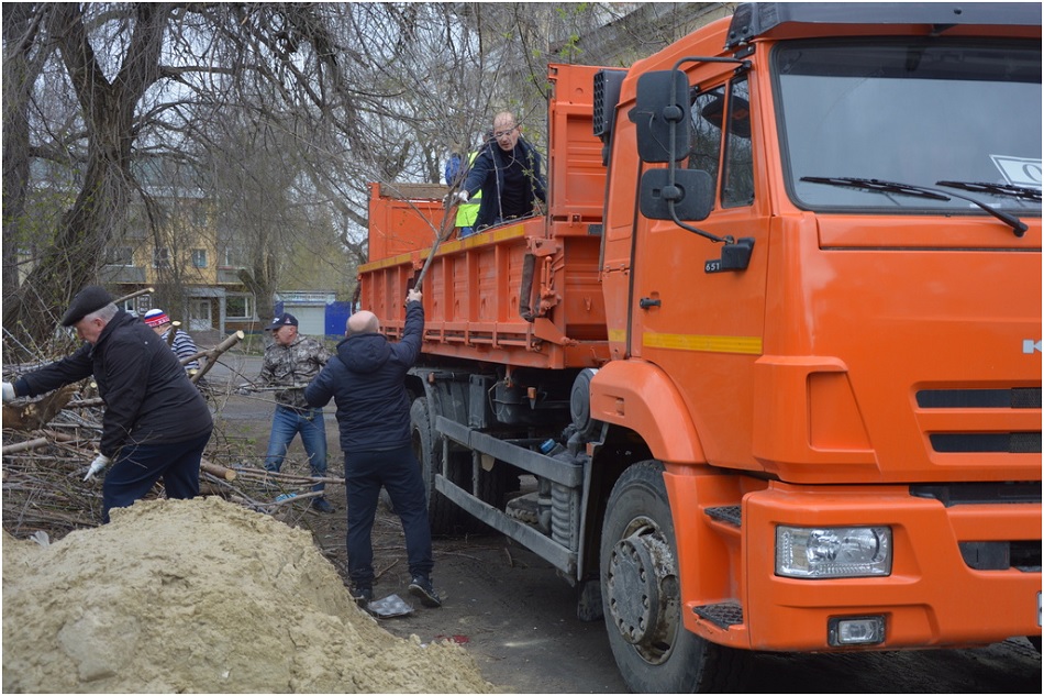 В масштабном субботнике в Кузнецке задействовали 40 единиц спецтехники
