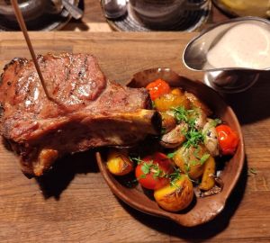 Готовим правильный рибай с томатами и чиабаттой