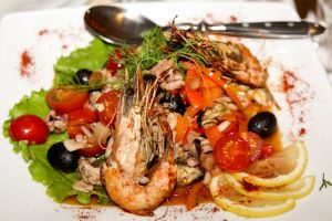 Готовим витаминный салат из овощей и морепродуктов