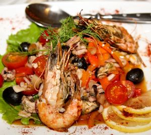 Готовим витаминный салат из овощей и морепродуктов