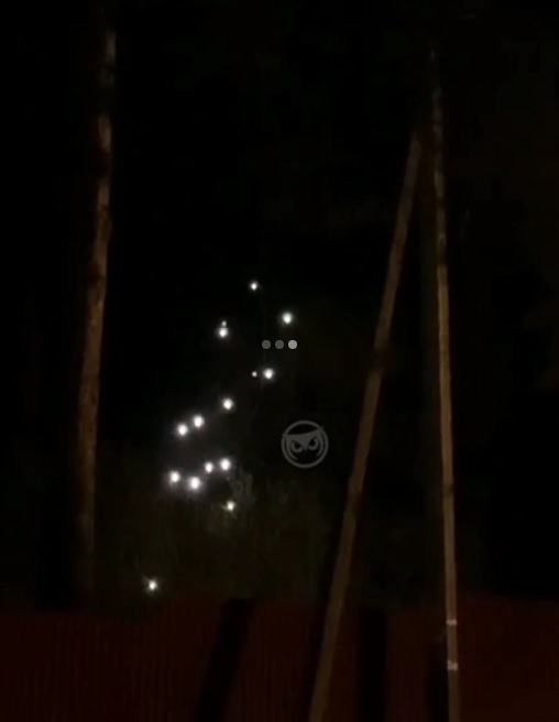 В пензенских Ахунах оборванные провода искрят рядом с ветками деревьев