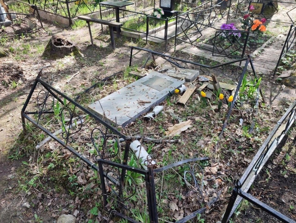 В Пензе вандалы разрушили могилу на Ахунском кладбище