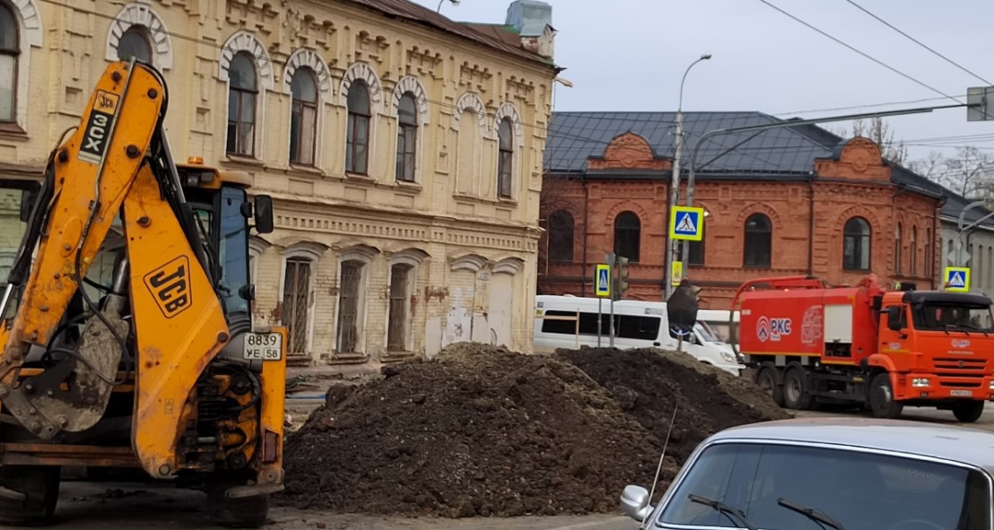 Провал в асфальте на Суворова произошел из-за древнего коллектора времен СССР