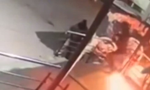 В соцсети появилось видео с моментом взрыва банкомата в ТЦ на Клары Цеткин