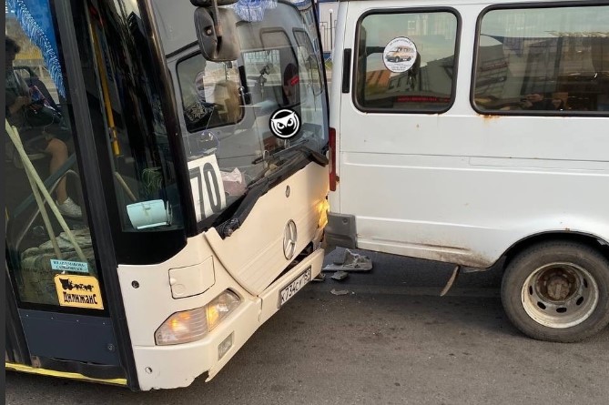 В районе пензенского автовокзала столкнулись автобус и маршрутка