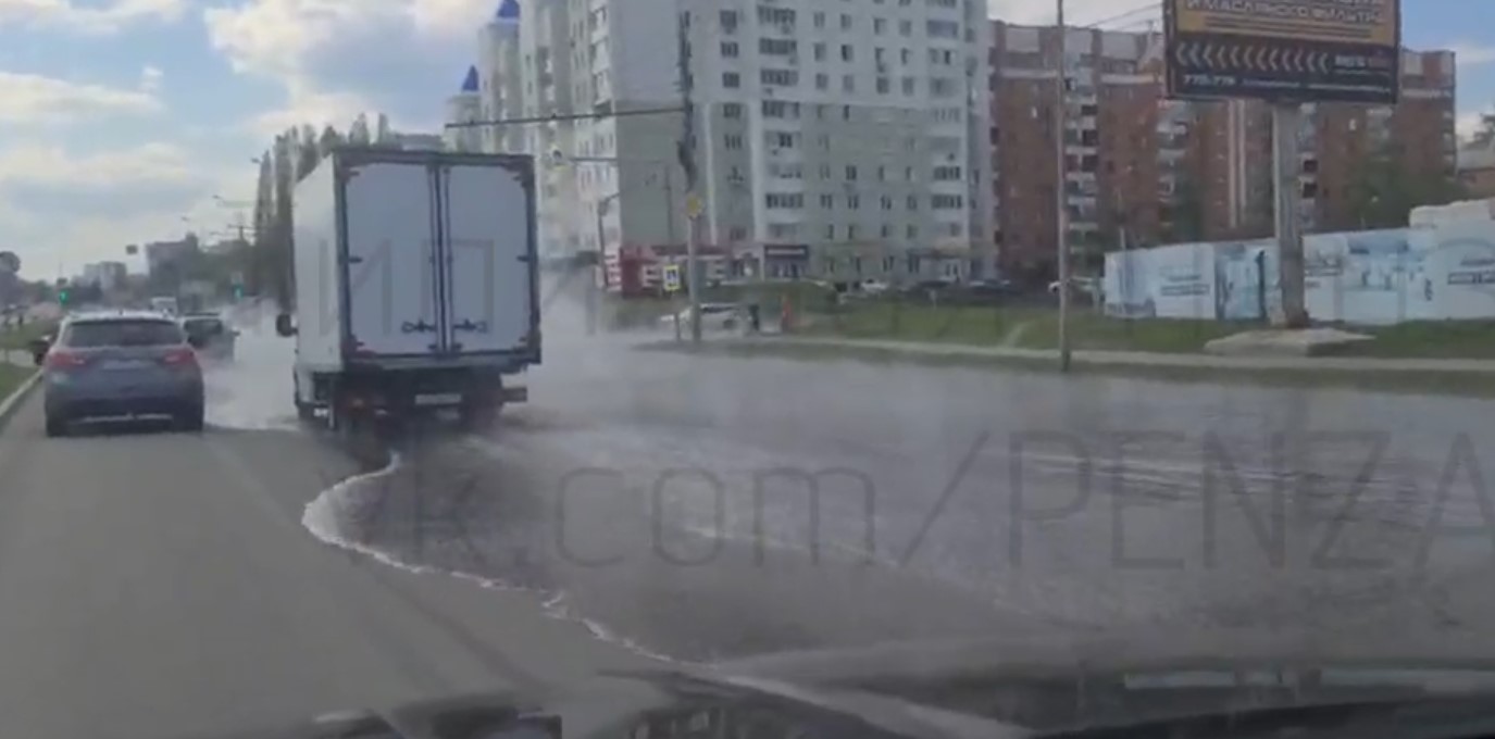 В Пензе проспект Строителей затопило из-за коммунальной аварии