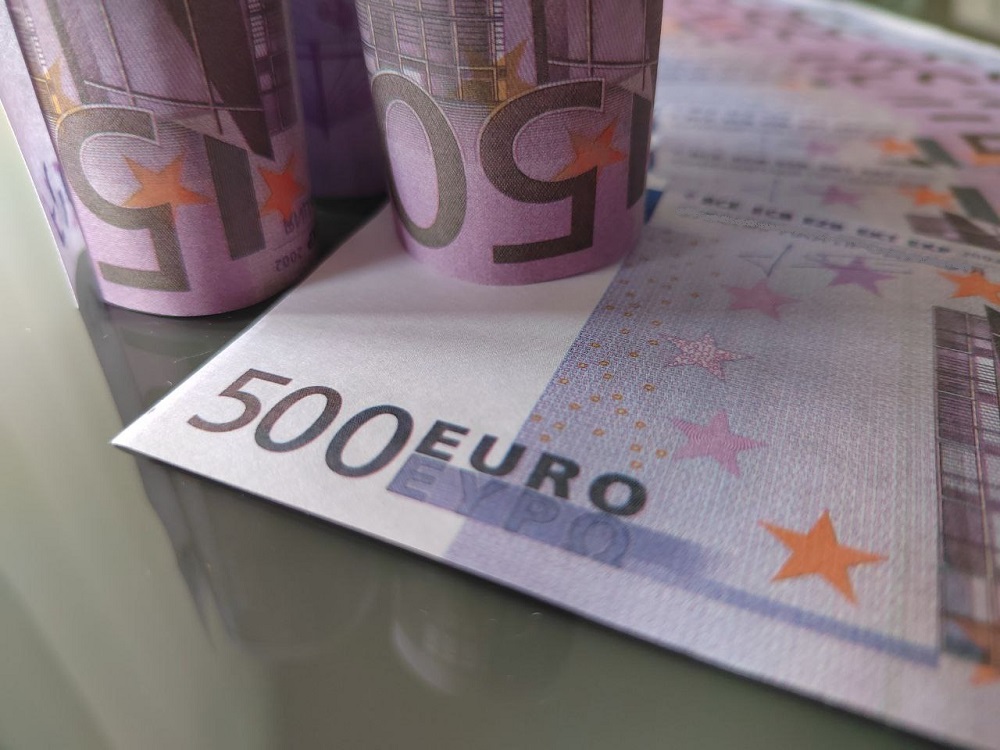 Курс евро равен 90,2892 рублям, что выше предыдущего 8 апреля