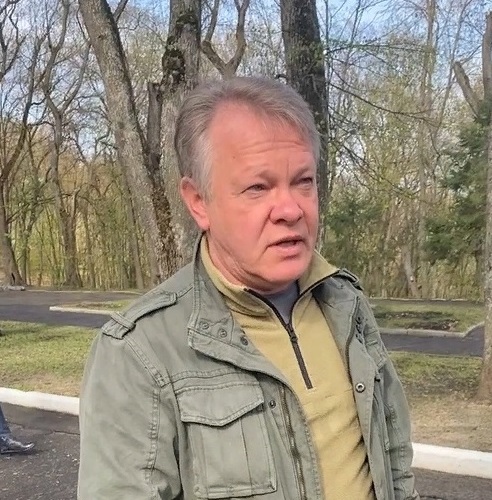 Александр Басенко вышел на уборку Тропы здоровья