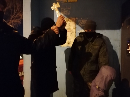 19-летний житель Чемодановки пытался зарубить ребенка топором просто так. Кадры признания