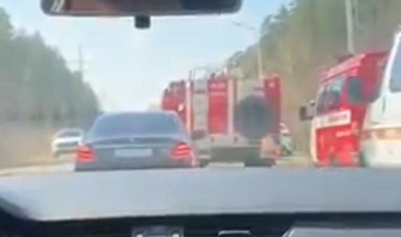 К месту аварии рядом с Ахунской проходной приехали две скорые и три машины спасателей