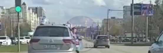 В Пензе сняли на видео ребенка, высунувшегося по пояс из окна авто